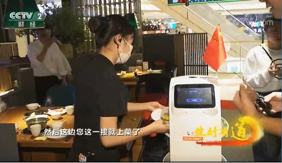 惊呆！这台送餐机器人竟然懂得“礼让行人”？！
